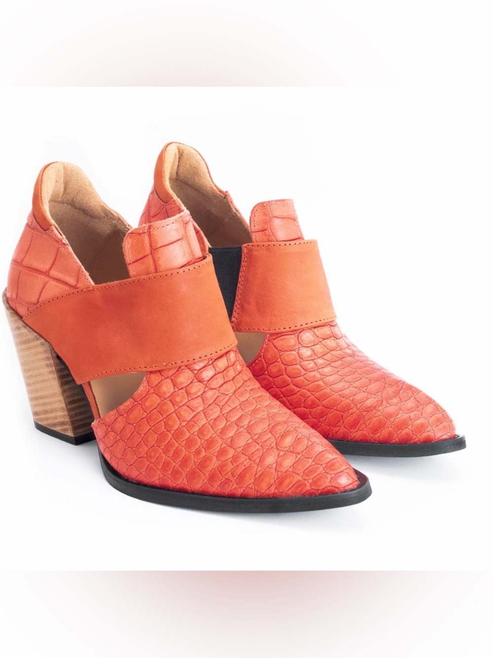 John Fluevog | ENTRANCE
ROOM 502
TALON BOUT REBONDI OUVERT SUR LE CÔTÉ